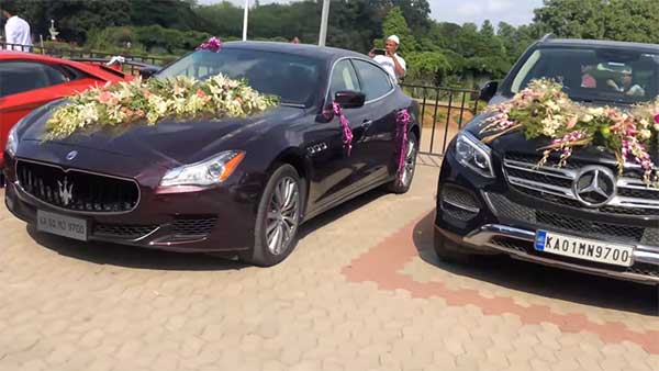 திருமண நிகழ்ச்சியில் பவனி வந்த ஆடம்பர சொகுசு கார்கள்... விலை தெரிந்தால் மலைத்து போய் விடுவீர்கள்