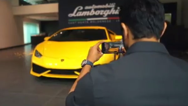 உலகின் விலையுயர்ந்த காரை ஆச்சரிய பரிசாக வழங்கிய கணவர்: நெகிழ்ச்சியான தருணம் குறித்த வீடியோ!