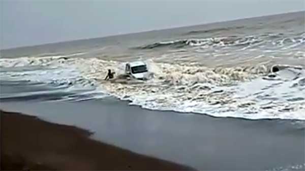 விளையாட்டு விபரீதமான சம்பவம்: கடல் அலைகளில் சிக்கிய மாருதி எர்டிகா கார்... அதிர்ச்சி வீடியோ...!