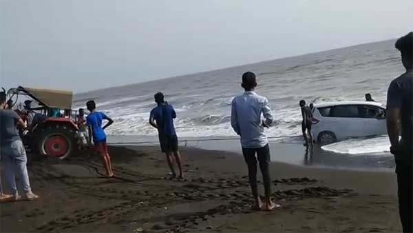 விளையாட்டு விபரீதமான சம்பவம்: கடல் அலைகளில் சிக்கிய மாருதி எர்டிகா கார்... அதிர்ச்சி வீடியோ...!