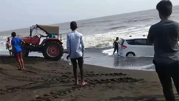 விளையாட்டு விபரீதமான சம்பவம்: கடல் அலைகளில் சிக்கிய மாருதி எர்டிகா கார்... அதிர்ச்சி வீடியோ...!