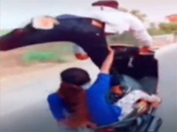 யாரென்றே தெரியாத பெண்ணுடன் நடுரோட்டில் அட்டகாசம் செய்த வாலிபரின் வீடியோ வைரல்... அதிர்ச்சி பின்னணி