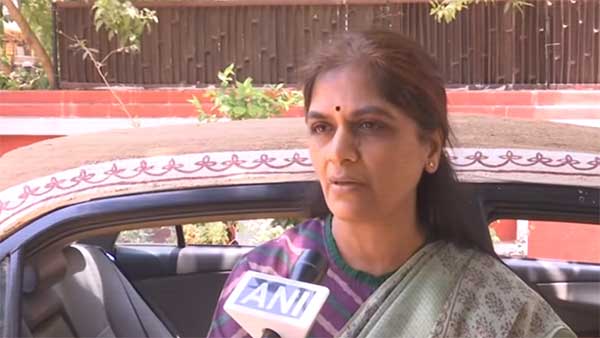 வைரலாகும் மாட்டு சாணி கோட்டிங்: மஹிந்திரா காரை சாணியால் பூசி மொழுகிய கேன்சர் மருத்துவர்...!