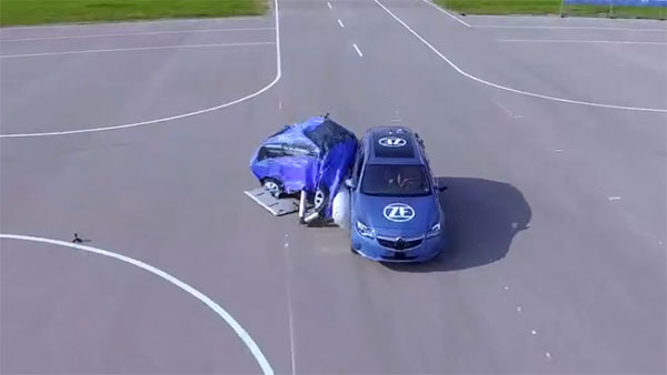 காரின் வெளிப்புறத்திற்கான உலகின் முதல் சைடு ஏர்பேக்... இசட்எஃப் நிறுவனம் அறிமுகம்!