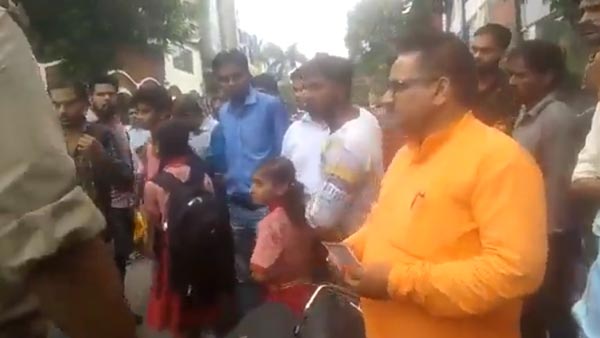 குழந்தைகள் முன்னிலையில் பாஜக தலைவர் செய்த செயலால் அதிர்ச்சி... வெளுத்து வாங்கிய போலீசார்! வீடியோ!!