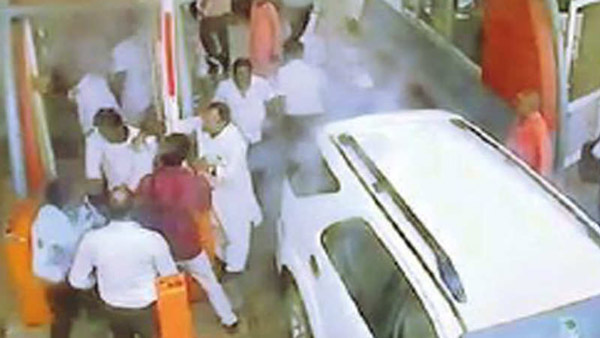 டோல்கேட்டை ஓசியில் கடக்க அனுமதிக்காததால் ஊழியர்களுக்கு தர்ம அடி: பாஜக தலைவர் அராஜகம்... வீடியோ!