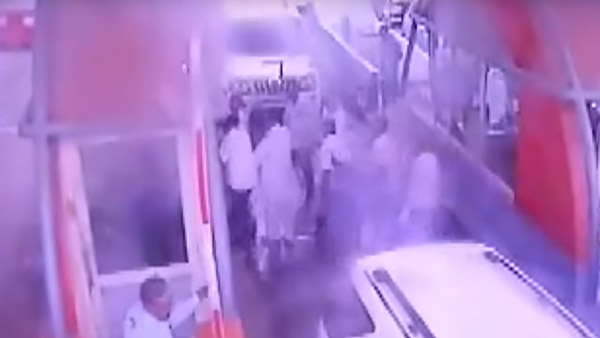 டோல்கேட்டை ஓசியில் கடக்க அனுமதிக்காததால் ஊழியர்களுக்கு தர்ம அடி: பாஜக தலைவர் அராஜகம்... வீடியோ!