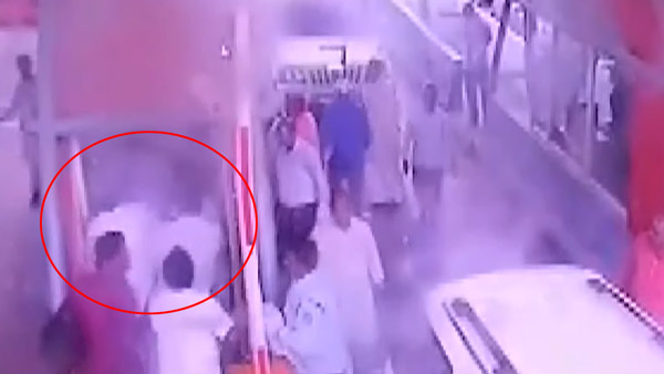 டோல்கேட்டை ஓசியில் கடக்க அனுமதிக்காததால் ஊழியர்களுக்கு தர்ம அடி: பாஜக தலைவர் அராஜகம்... வீடியோ!