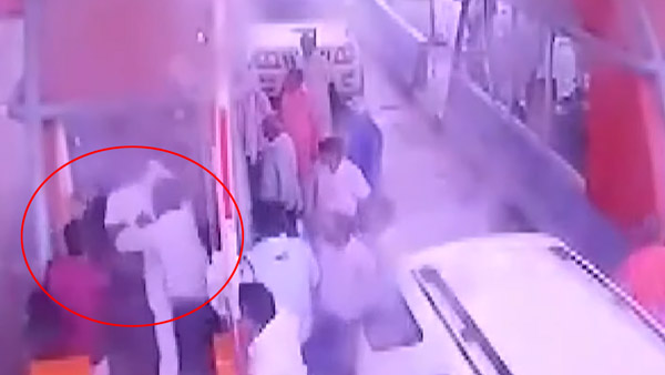 டோல்கேட்டை ஓசியில் கடக்க அனுமதிக்காததால் ஊழியர்களுக்கு தர்ம அடி: பாஜக தலைவர் அராஜகம்... வீடியோ!