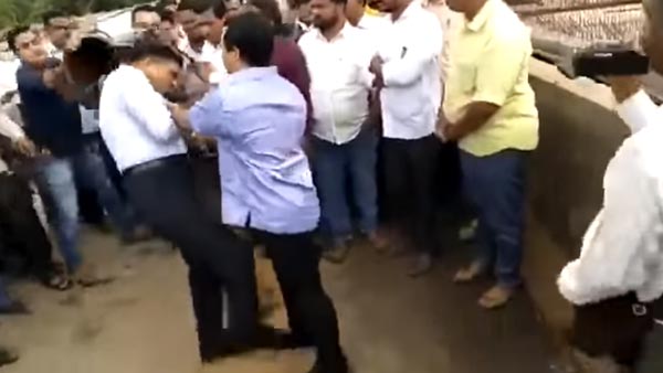 நடுரோட்டில் அதிகாரி மீது சேற்றை ஊற்றி எம்எல்ஏ கட்டி போட்டதற்கு காரணம் இதுதான்... அதிர்ச்சி வீடியோ