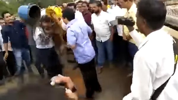 நடுரோட்டில் அதிகாரி மீது சேற்றை ஊற்றி எம்எல்ஏ கட்டி போட்டதற்கு காரணம் இதுதான்... அதிர்ச்சி வீடியோ