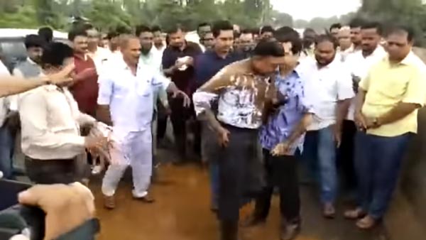 நடுரோட்டில் அதிகாரி மீது சேற்றை ஊற்றி எம்எல்ஏ கட்டி போட்டதற்கு காரணம் இதுதான்... அதிர்ச்சி வீடியோ