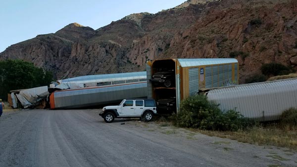 தடம் புரண்ட ரயில்: டசன் கணக்கில் உருக்குலைந்த ஜீப் நிறுவனத்தின் விலையுயர்ந்த கார்கள்!