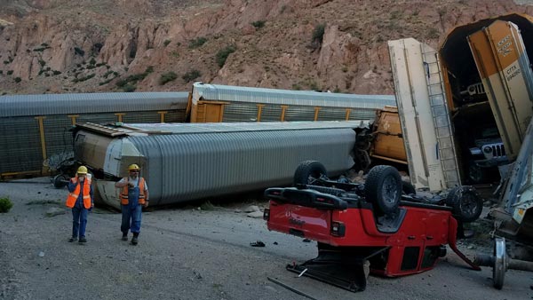 தடம் புரண்ட ரயில்: டசன் கணக்கில் உருக்குலைந்த ஜீப் நிறுவனத்தின் விலையுயர்ந்த கார்கள்!