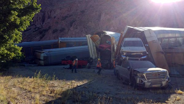 தடம் புரண்ட ரயில்: டசன் கணக்கில் உருக்குலைந்த ஜீப் நிறுவனத்தின் விலையுயர்ந்த கார்கள்!