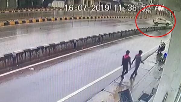 பல முறை சாலையில் உருண்ட ஃபோர்டு ஈகோ ஸ்போர்ட்: சிறு காயங்களுடன் அசால்டாக வெளியே நடந்துவந்த ஓட்டுநர்... வீடியோ காட்சி!!!