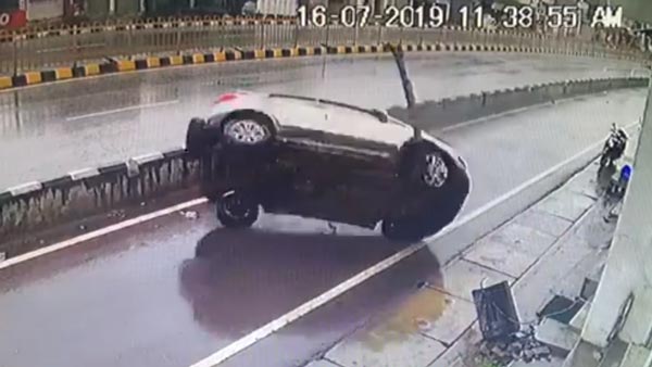 பல முறை சாலையில் உருண்ட ஃபோர்டு ஈகோ ஸ்போர்ட்: சிறு காயங்களுடன் அசால்டாக வெளியே நடந்துவந்த ஓட்டுநர்... வீடியோ காட்சி!!!