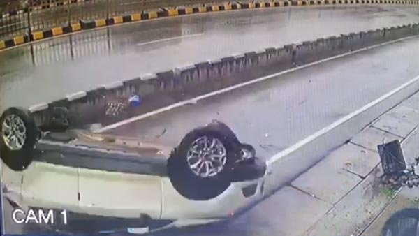 பல முறை சாலையில் உருண்ட ஃபோர்டு ஈகோ ஸ்போர்ட்: சிறு காயங்களுடன் அசால்டாக வெளியே நடந்துவந்த ஓட்டுநர்... வீடியோ காட்சி!!!