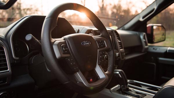 வீட்டில் கள்ள நோட்டு அச்சடித்தது இதற்குதான்.. தப்பை சரியாக செய்யாததால் சிக்கி கொண்ட 20 வயது இளம்பெண்