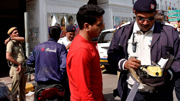 நடுரோட்டில் நின்று வாகன ஓட்டிகளுக்கு திரைப்பட டிக்கெட் வழங்கிய கமிஷனர்... எதற்கு தெரியுமா...?