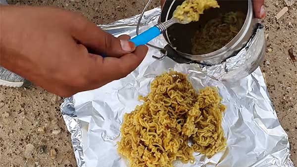 2 மினுட்ஸ் மேகியை நெருப்பில்லாமல் சமைத்த இளைஞர்: எப்படி தெரியுமா...? வீடியோ பாருங்கள்!