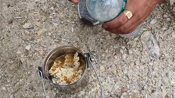 2 மினுட்ஸ் மேகியை நெருப்பில்லாமல் சமைத்த இளைஞர்: எப்படி தெரியுமா...? வீடியோ பாருங்கள்!