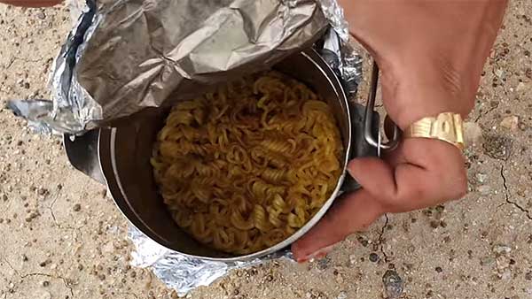 2 மினுட்ஸ் மேகியை நெருப்பில்லாமல் சமைத்த இளைஞர்: எப்படி தெரியுமா...? வீடியோ பாருங்கள்!