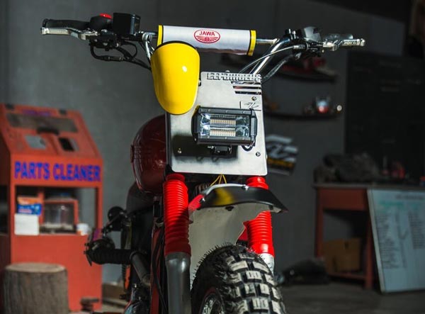 இது என்ன பைக்குனு உங்களால கண்டுபிடிக்க முடியுமா...? ஸ்கிராம்பிளர் ரகமாக மாறிய உங்கள் அபிமான பைக்...!!