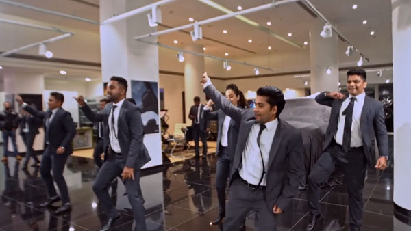 சாதாரண கஸ்டமருக்கு அடி, உதை.. பிரபல நடிகைக்கு நடனத்துடன் உபசரிப்பு! டீலர்ஷிப் ஊழியர்கள் வீடியோ வைரல்