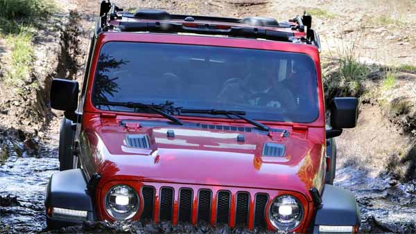 தடம் புரண்ட ரயில்: டசன் கணக்கில் உருக்குலைந்த ஜீப் நிறுவனத்தின் விலையுயர்ந்த கார்கள்!