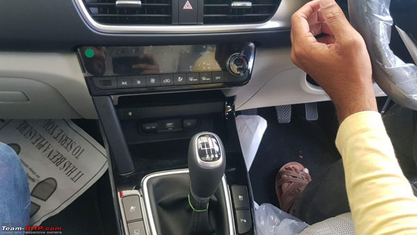 முன்பதிவுகளை வாரி குவித்த கியா செல்டோஸ் டீலர்ஷிப்களுக்கு வர தொடங்கியது!! வாடிக்கையாளர்கள் உற்சாகம்!!