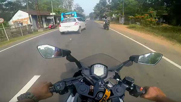 அதிவேகம் எப்போதுமே ஆபத்துதான்... காருக்கு மிக நெருக்கமாக சென்ற கேடிஎம் ஆர்சி பைக்கின் திக்திக் காட்சிகள்!