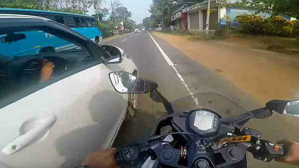 அதிவேகம் எப்போதுமே ஆபத்துதான்... காருக்கு மிக நெருக்கமாக சென்ற கேடிஎம் ஆர்சி பைக்கின் திக்திக் காட்சிகள்!