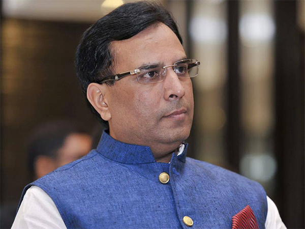 பிரமதர் வீடு முன்பு வீண் பந்தா காமித்து போலீஸிடம் வசமாக சிக்கிய பாஜக அமைச்சரின் நெருங்கிய சொந்தம்...