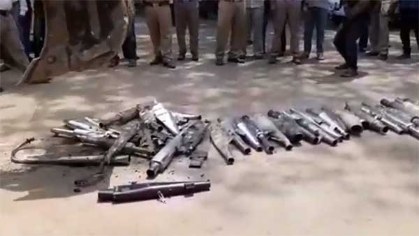 போலீஸாரின் செயலால் கடுப்பாகிய வாகன ஓட்டிகள்: வைரலாகும் புகைப்படம்...!