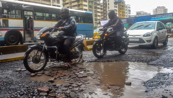 நடுரோட்டில் அதிகாரி மீது சேற்றை ஊற்றி எம்எல்ஏ கட்டி போட்டதற்கு காரணம் இதுதான்... அதிர்ச்சி வீடியோ