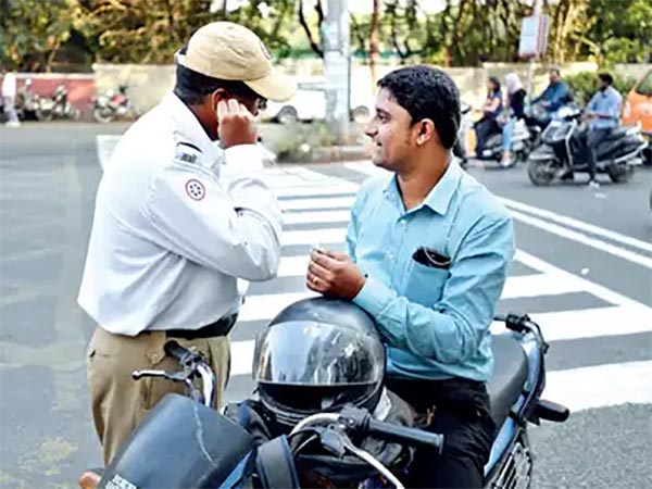 இயர்போனுடன் டூவீலர் ஓட்டினால் அபராதம்... எவ்வளவு என தெரிந்தால் இனி இசை மழையில் நனைய மாட்டீர்கள்