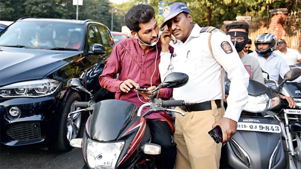 இயர்போனுடன் டூவீலர் ஓட்டினால் அபராதம்... எவ்வளவு என தெரிந்தால் இனி இசை மழையில் நனைய மாட்டீர்கள்