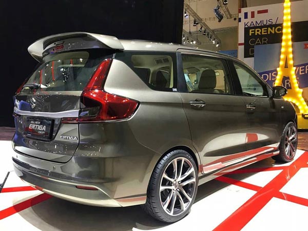 இந்தியாவின் எம்பிவி கார் மார்க்கெட்டில் மாருதி எர்டிகா காருக்கு பெரிய வரவேற்பு உள்ளது. மிகச் சரியான விலையில் அதிக சிறப்பம்சங்கள் கொண்ட எம்பிவி கார் மாடல் என்பது இதன் முக்கிய பலம். இந்த கார் 7 சீட்டர் மாடலில் கிடைத்து வருகிறது. இந்தநிலையில், நீண்ட தூர பயணத்திற்கு ஏற்ப அதிக சிறப்பம்சங்களை கொண்ட எர்டிகா க்ராஸ் என்ற சொகுசு ரக மாடலையும் இந்தியாவில் விரைவில் விற்பனைக்கு கொண்டு வர இருக்கிறது மாருதி நிறுவனம்.