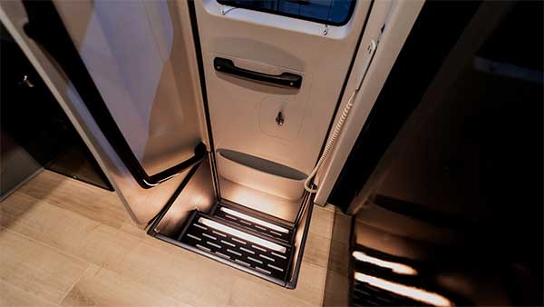 சொகுசு விமானத்தை தோற்கடிக்கும் வசதிகொண்ட பஸ்: வாங்கிய நடிகர் யார் தெரியுமா...?