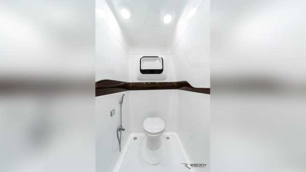 சொகுசு விமானத்தை தோற்கடிக்கும் வசதிகொண்ட பஸ்: வாங்கிய நடிகர் யார் தெரியுமா...?