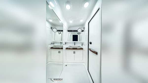 சொகுசு விமானத்தை தோற்கடிக்கும் வசதிகொண்ட பஸ்: வாங்கிய நடிகர் யார் தெரியுமா...?