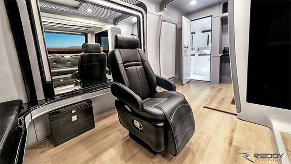 சொகுசு விமானத்தை தோற்கடிக்கும் வசதிகொண்ட பஸ்: வாங்கிய நடிகர் யார் தெரியுமா...?