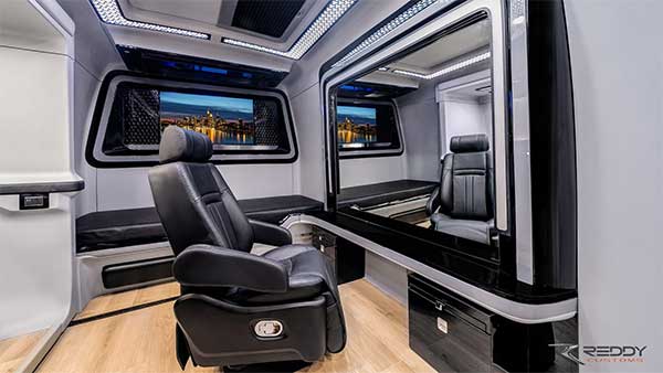 சொகுசு விமானத்தை தோற்கடிக்கும் வசதிகொண்ட பஸ்: வாங்கிய நடிகர் யார் தெரியுமா...?