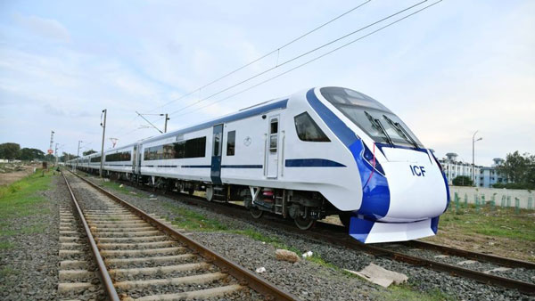 டிரெயின் 19... படுக்கை வசதியுடன் உருவாகும் இந்தியாவின் அதிவேக ரயில்!