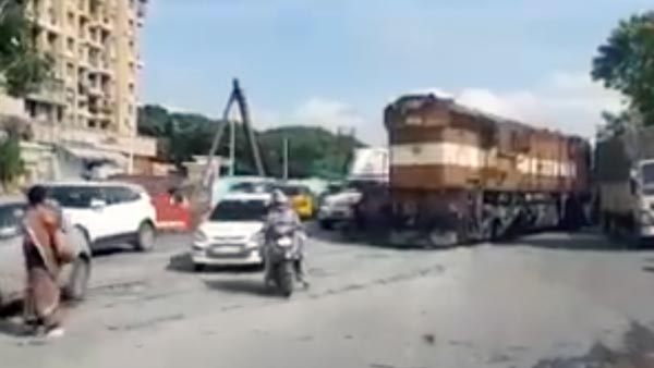 சாலைக்கு தனியாக வந்த ரயில் எஞ்ஜின்... அதிர்ச்சியில் பொதுமக்கள் - வீடியோ !