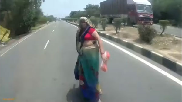 128 கிமீ வேகத்தில் சென்ற யமஹா ஆர்15 பைக்: குறுக்கே வந்த இருபெண்கள்... நெஞ்சை பதபதைக்க வைக்கும் வீடியோ...!