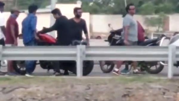 சர்ச்சையில் சிக்கிய தளபதி விஜய்... தல அஜீத்துடன் ஒப்பிட்டு காரசார விவாதம்... உங்கள் கருத்து என்ன?