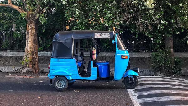 காரை தூக்கியெறிந்துவிட்டு ஆட்டோவை வாங்கிய பிரபல நடிகை... ஏன் தெரிஞ்சா ஆச்சரியப்படுவீங்க!