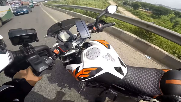 பயணிகள் உயிருடன் விளையாடிய அரசு பஸ் டிரைவரை இந்த இளைஞர் என்ன செய்தார் தெரியுமா? வைரல் வீடியோ